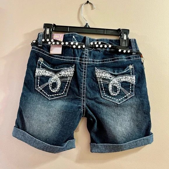 NWT Truce Juniors Size 7 Denim Shorts with Chain Detail - Picture 2 of 4